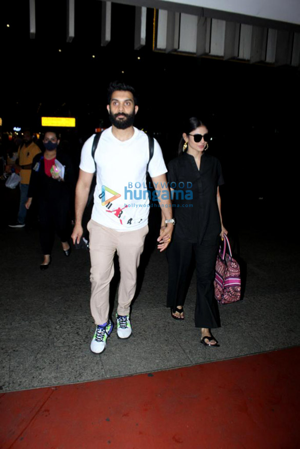 photos mouni roy snapped with her husband at the mumbai airport 4