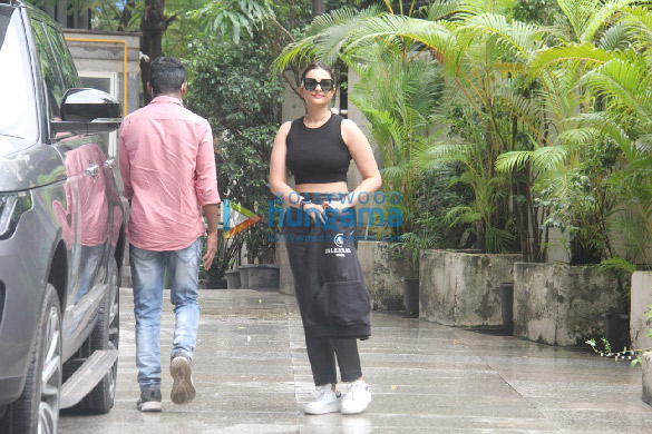 photos parineeti chopra spotted in khar 1 3