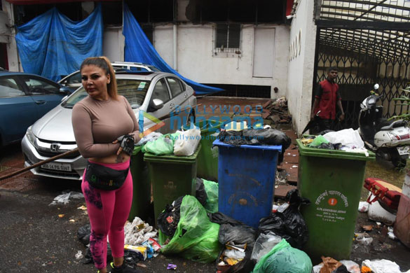 photos rakhi sawant snapped doing her bit for a cleaner mumbai 1