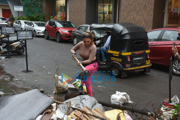 Photos: Rakhi Sawant snapped doing her bit for a cleaner Mumbai Photos: Rakhi Sawant snapped doing her bit for a cleaner Mumbai