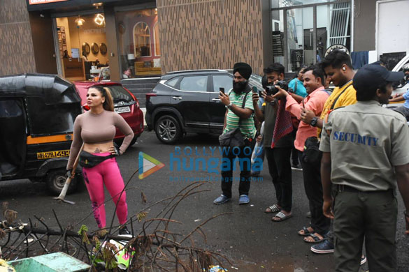photos rakhi sawant snapped doing her bit for a cleaner mumbai 6