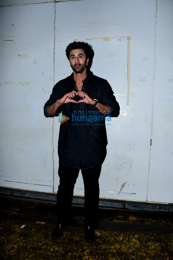 photos ranbir kapoor joins mother neetu kapoor on the sets of dance deewane juniors along with vaani kapoor for shamshera promotions 3
