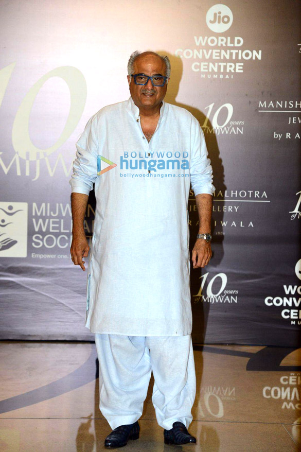 photos ranveer singh deepika padukone shabana azmi and others grace the red carpet of manish malhotras mijwan couture show 16