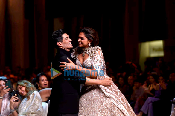 photos ranveer singh deepika padukone shabana azmi and others grace the red carpet of manish malhotras mijwan couture show 21