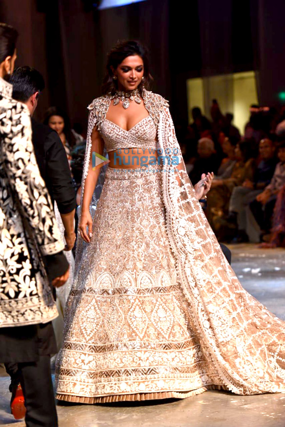 photos ranveer singh deepika padukone shabana azmi and others grace the red carpet of manish malhotras mijwan couture show 23