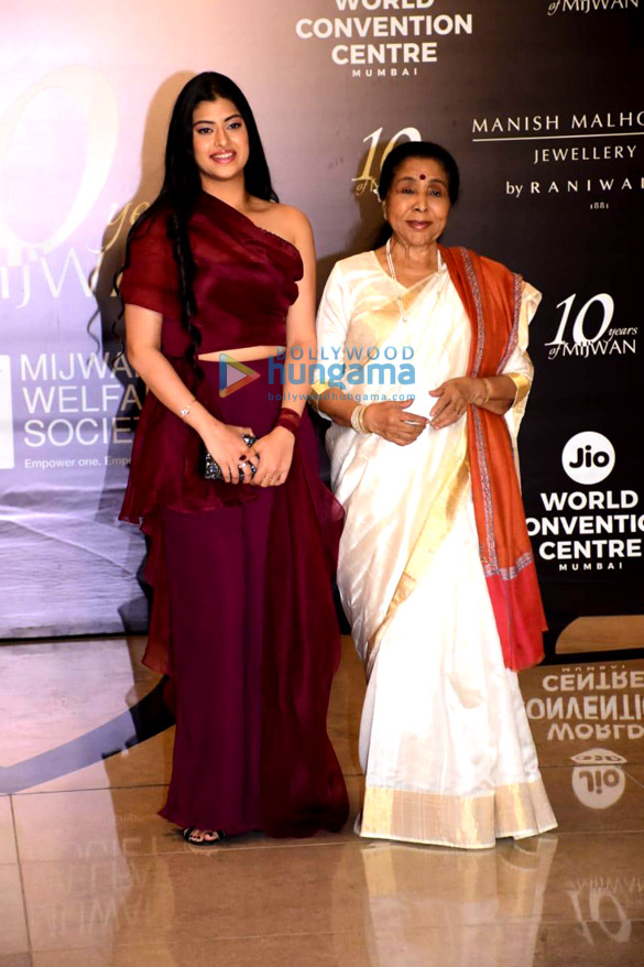 photos ranveer singh deepika padukone shabana azmi and others grace the red carpet of manish malhotras mijwan couture show 5