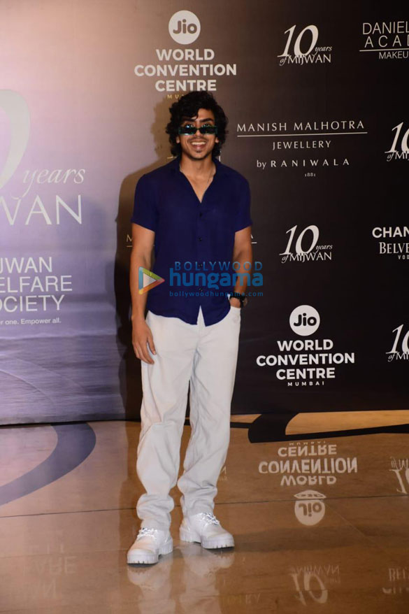 photos shabana azmi anup soni and other celebs grace the red carpet of manish malhotras mijwan couture show 19