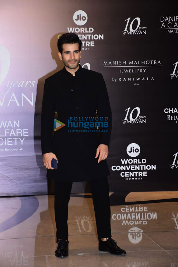 photos shabana azmi anup soni and other celebs grace the red carpet of manish malhotras mijwan couture show 6