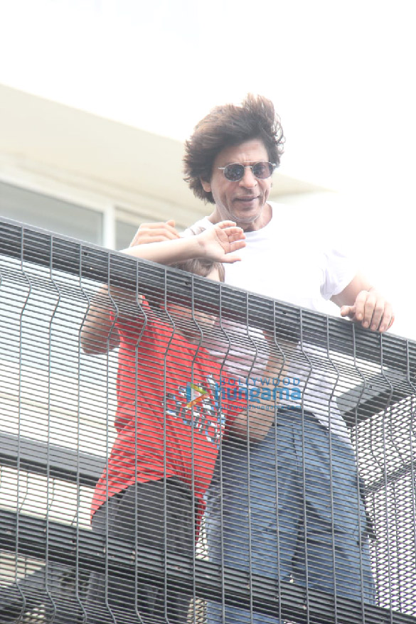 photos shah rukh khan greets fans outside mannat in bandra on eid 2022 2