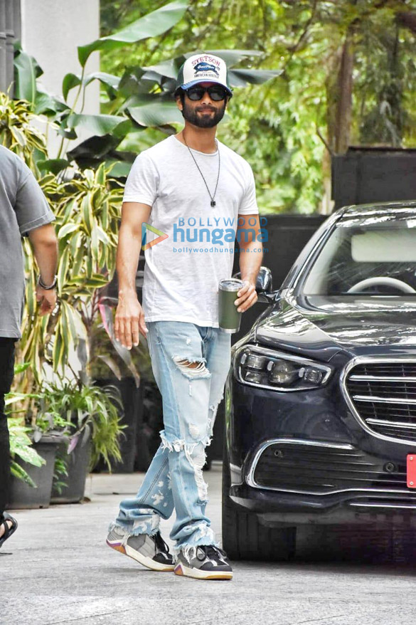 photos shahid kapoor snapped outside dinesh vijans maddock office 3