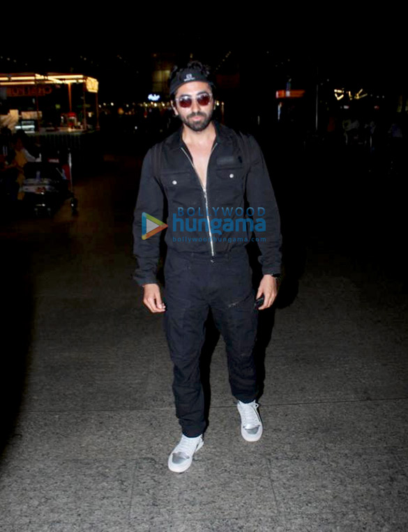 photos sonakshi sinha ayushmann khurrana sunny leone and karisma kapoor snapped at the airport 2