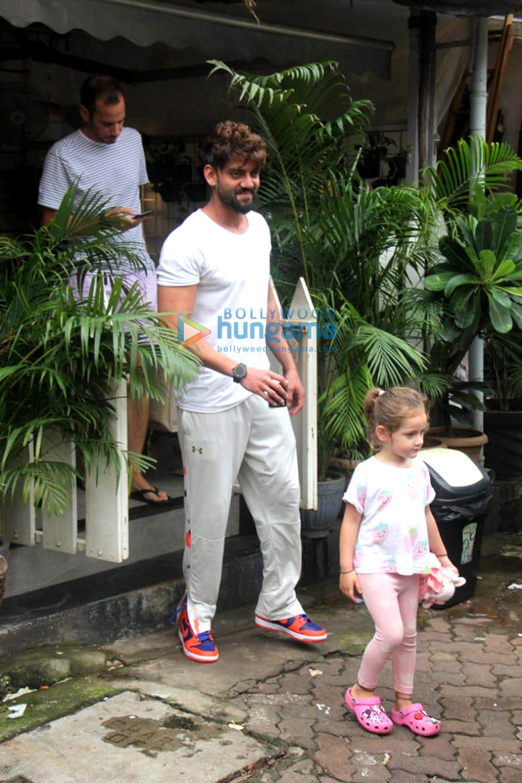 photos sonakshi sinha and zaheer iqbal snapped at a cafe in bandra 3