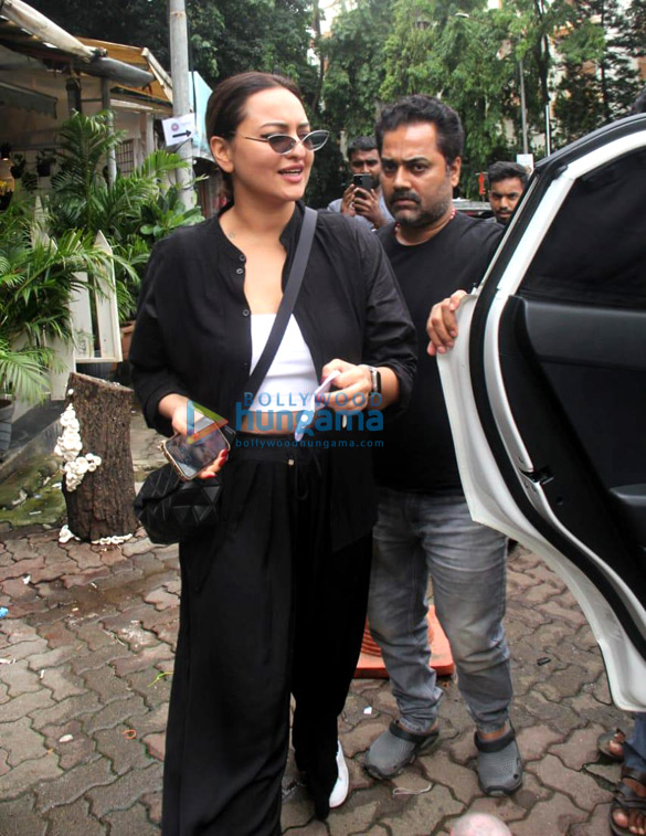 Photos: Sonakshi Sinha and Zaheer Iqbal snapped at a cafe in Bandra Photos: Sonakshi Sinha and Zaheer Iqbal snapped at a cafe in Bandra