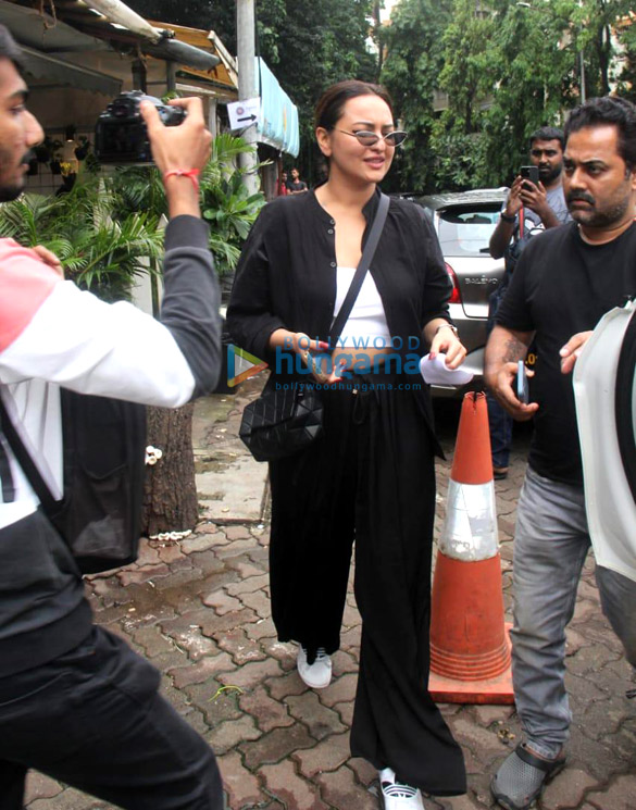 photos sonakshi sinha and zaheer iqbal snapped at a cafe in bandra 6