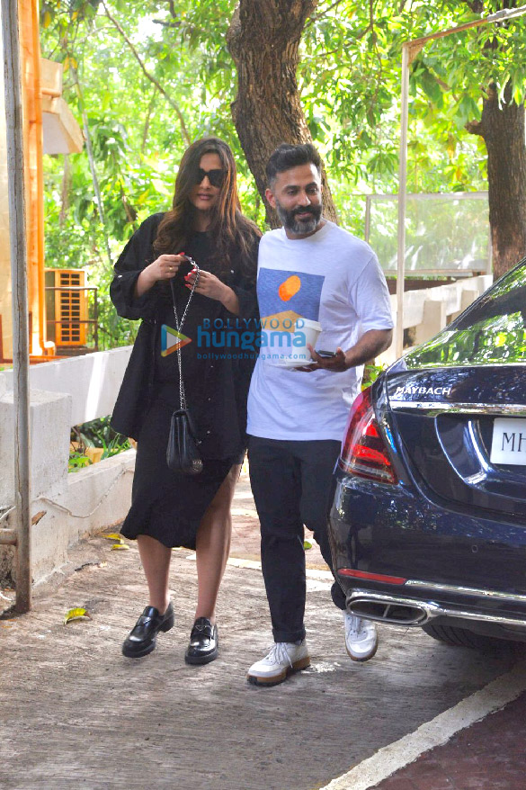 Photos: Sonam Kapoor Ahuja and her husband Anand Ahuja snapped in Bandra