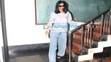 Suhana Khan flaunts her fav bag 👜 - BollywoodHungama.com