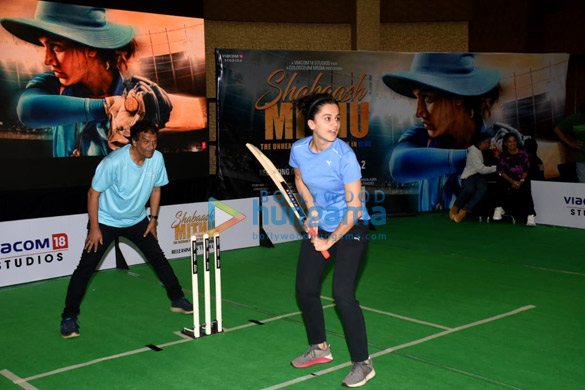 photos taapsee pannu and mithali raj snapped promoting the film shabaash mithu with an indoor cricket match4 2