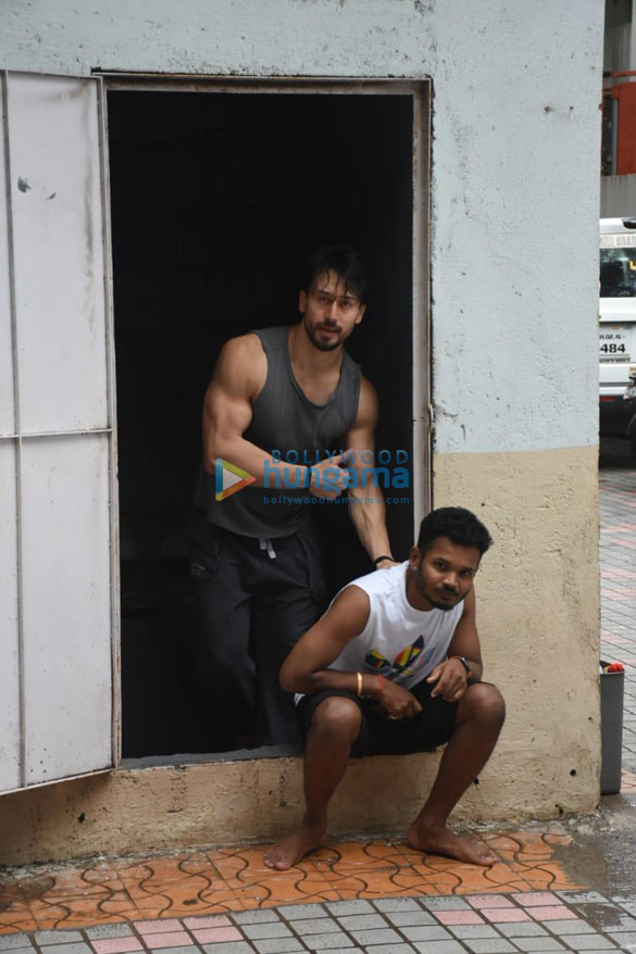 photos tiger shroff snapped in andheri 2