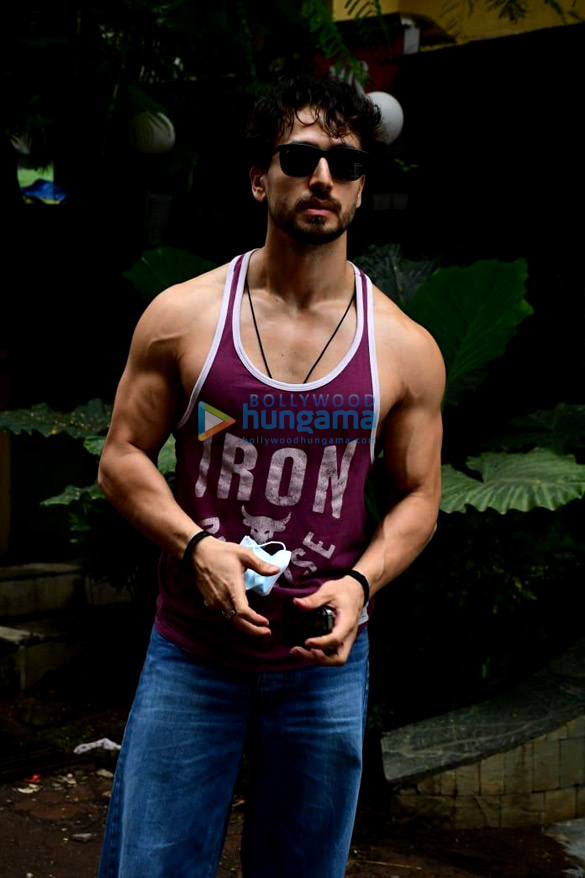 photos tiger shroff snapped in juhu 2 4