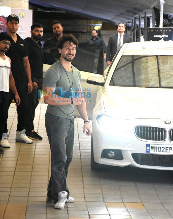 photos tiger shroff snapped outside the gym in mumbai 1