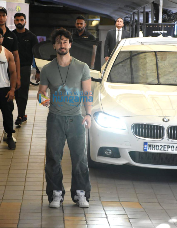 photos tiger shroff snapped outside the gym in mumbai 3