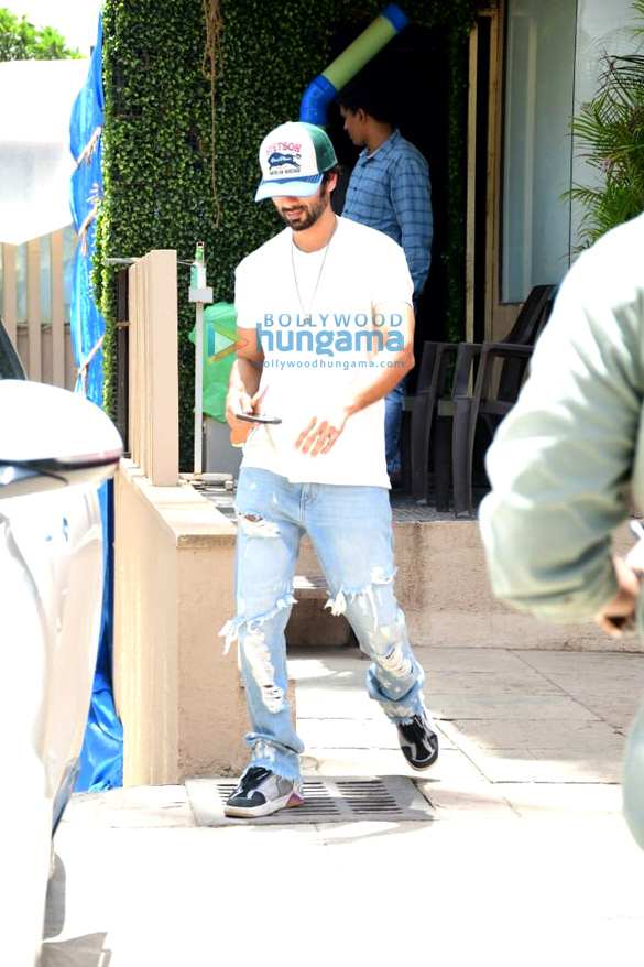 photos twinkle khanna warda nadiadwala shahid kapoor snapped in juhu 5