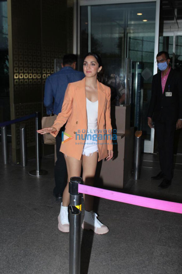 photos urvashi rautela kichcha sudeepa and others snapped at the airport 1 1