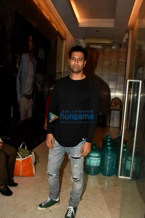 photos vicky kaushal spotted in bandra 2