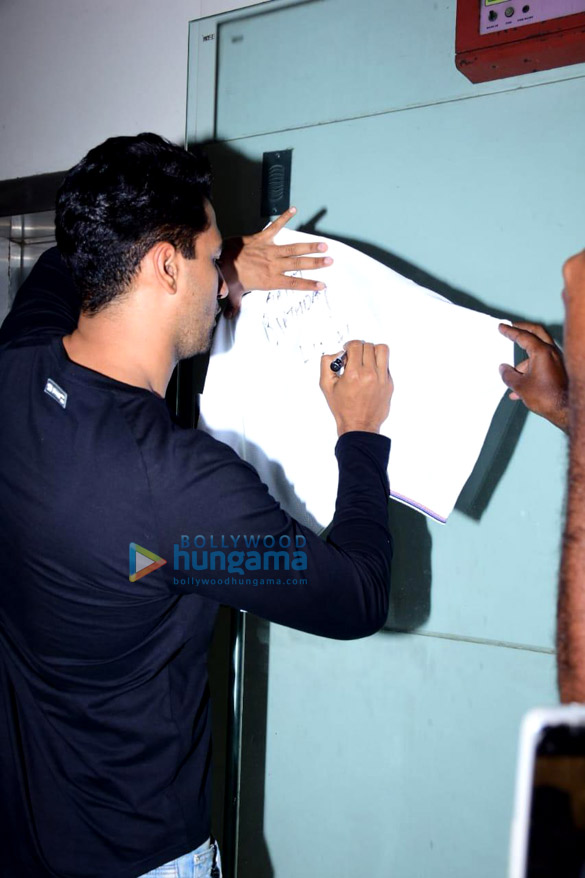 photos vicky kaushal spotted in bandra 4