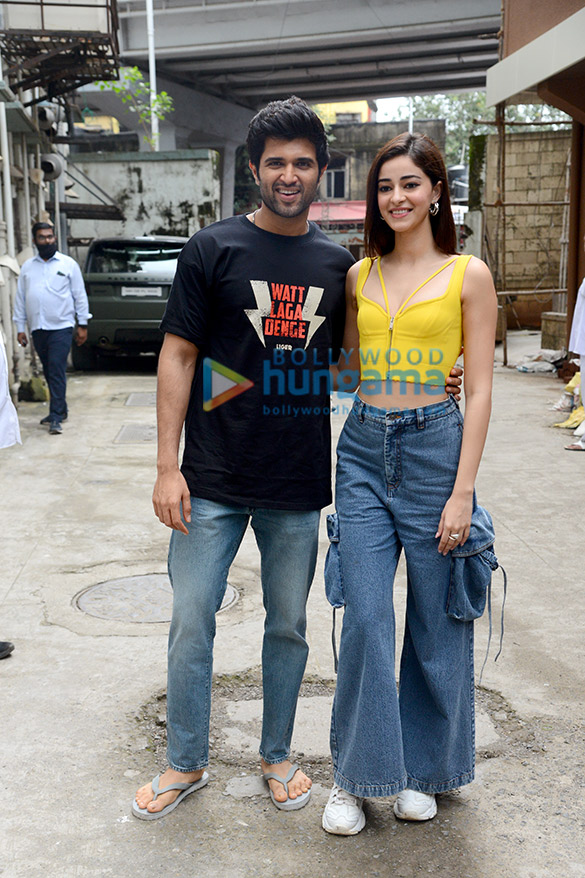 photos vijay deverakonda and ananya panday snapped in south mumbai 4