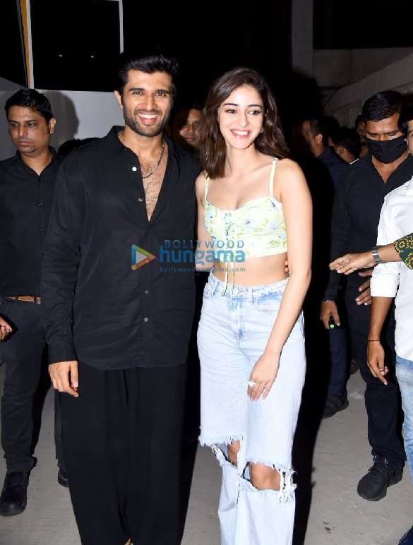 photos vijay deverakonda and ananya panday snapped promoting liger at seawood mall in navi mumbai 6