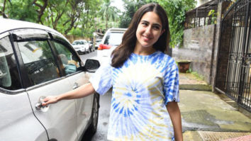 Sara Ali Khan greets the paps with a smile
