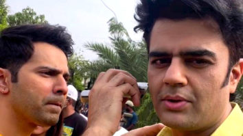 Varun Dhawan turns barber for Maniesh Paul