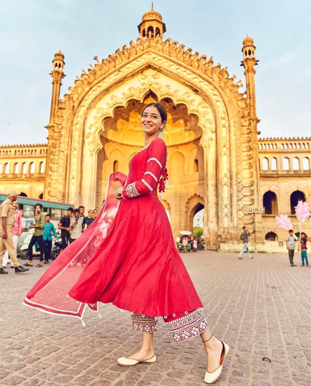 Ananya Panday twirls in front of Rumi Darwaza donning fuschia pink attire; promotes Liger in Lucknow 
