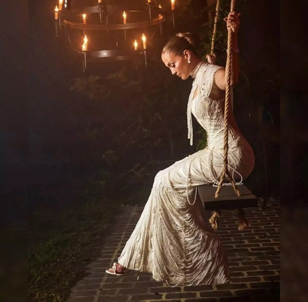 Jennifer Lopez and Ben Affleck's wedding images show her looking magnificent in 3 white gowns Jennifer Lopez and Ben Affleck's wedding images show her looking magnificent in 3 white gowns