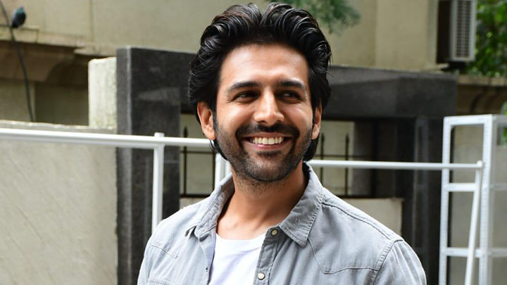 Kartik Aaryan flashes his cute smile at the paps - Bollywood Hungama