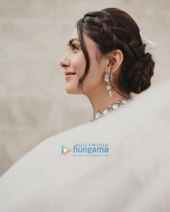 mrunal thakur 1 77