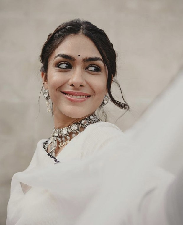 Mrunal Thakur’s monochrome kurta worth Rs. 25K for Sita Ramam is pure ethnic bliss