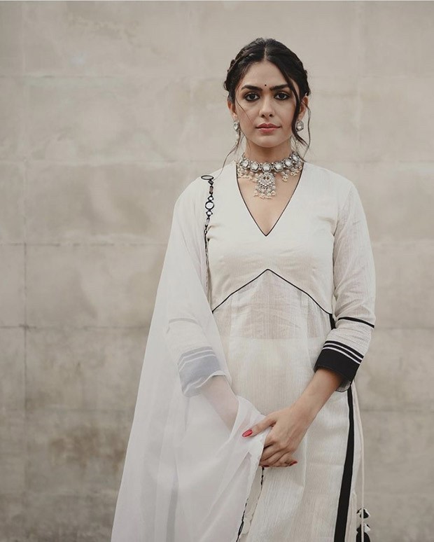 Mrunal Thakur’s monochrome kurta worth Rs. 25K for Sita Ramam is pure ethnic bliss