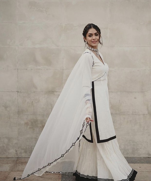 Mrunal Thakur’s monochrome kurta worth Rs. 25K for Sita Ramam is pure ethnic bliss