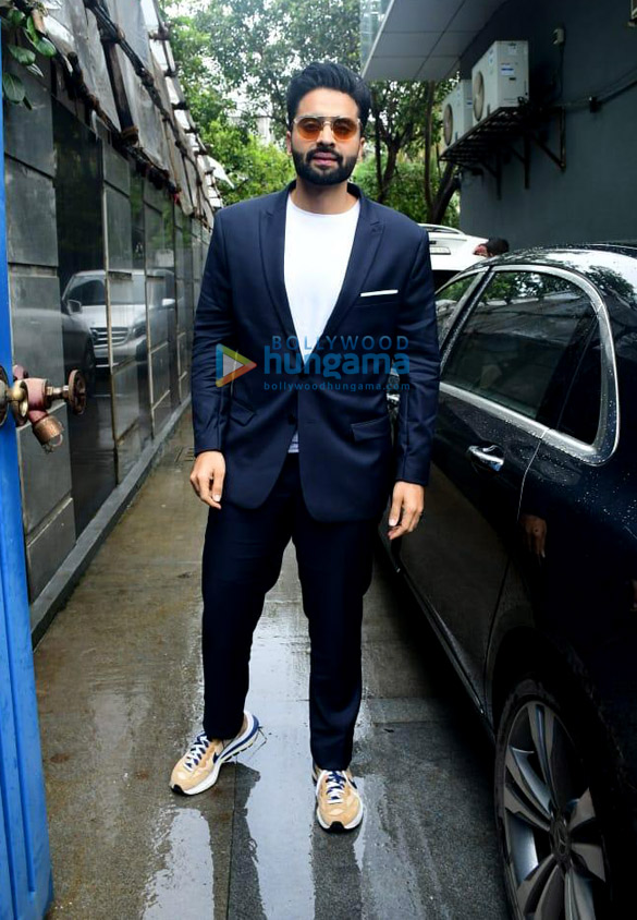 photos akshay kumar rakul preet singh jackky bhagnani and deepshikha deshmukh snapped at the pooja films office in juhu 3