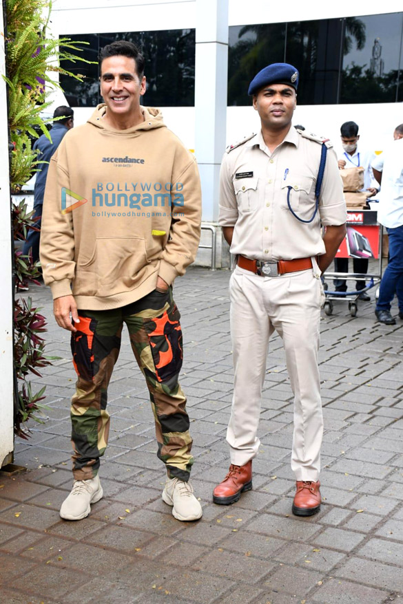 Photos: Akshay Kumar and Allu Arjun snapped at Kalina airport Photos: Akshay Kumar and Allu Arjun snapped at Kalina airport