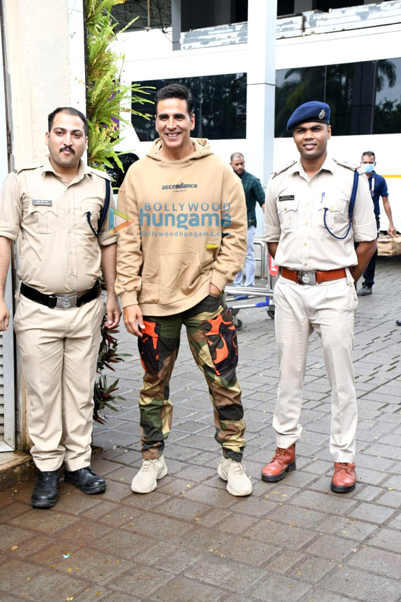 photos akshay kumar snapped at kalina airport 2 2