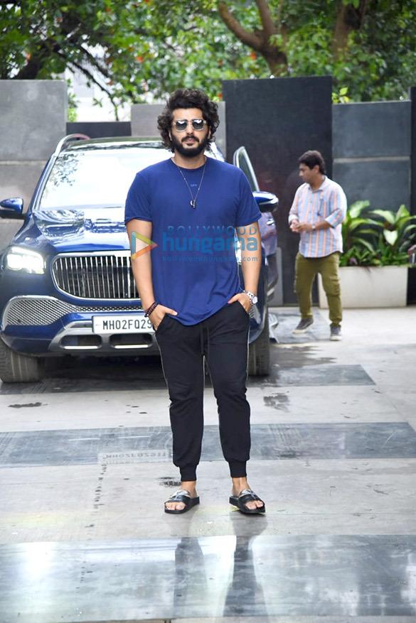 photos arjun kapoor snapped in juhu 3 6