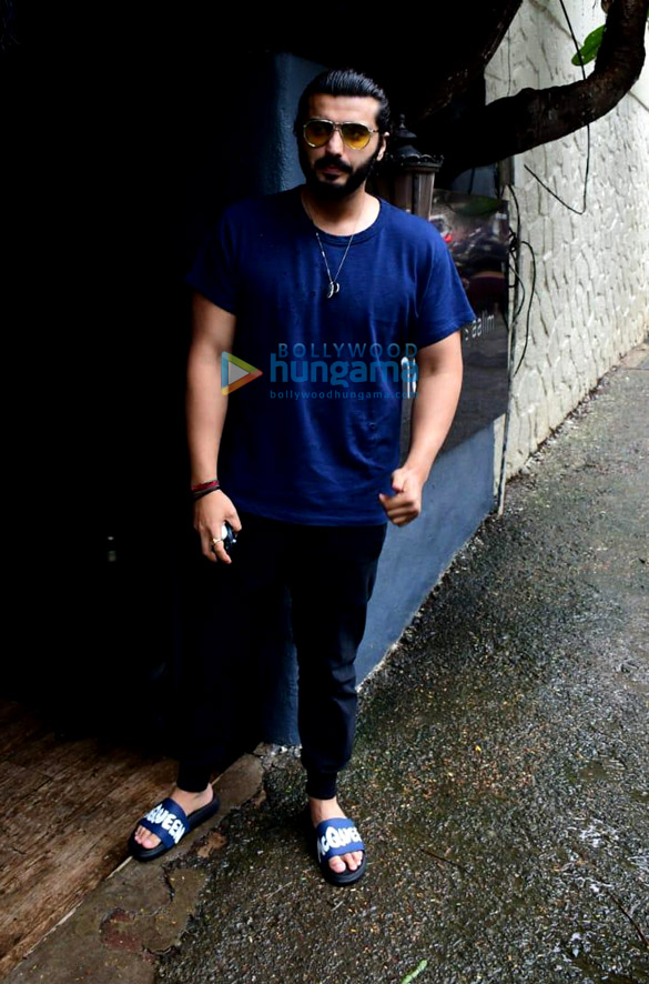 photos arjun kapoor spotted at a salon in khar 2