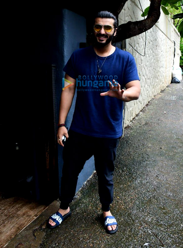 photos arjun kapoor spotted at a salon in khar 3
