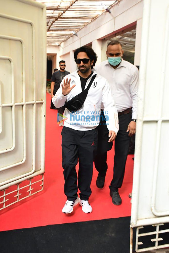 photos ayushmann khurrana snapped in juhu 3