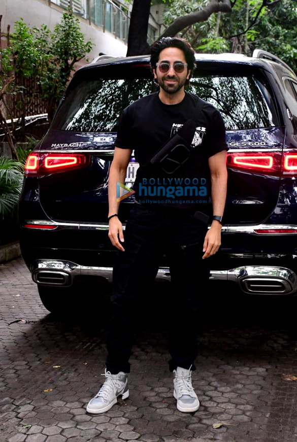 photos ayushmann khurrana spotted in santacruz 1