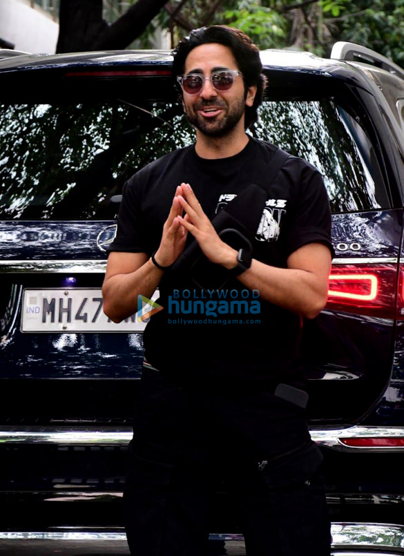 photos ayushmann khurrana spotted in santacruz 3