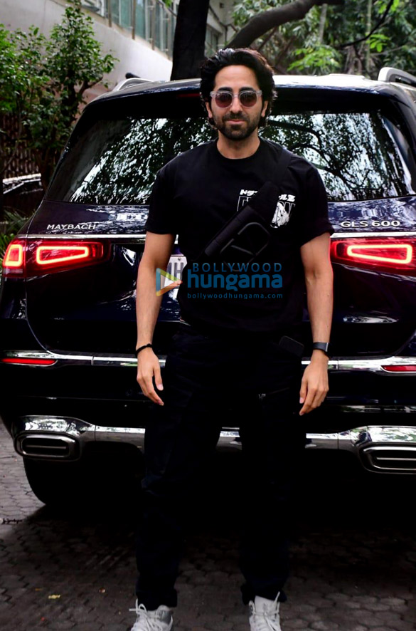 photos ayushmann khurrana spotted in santacruz 4